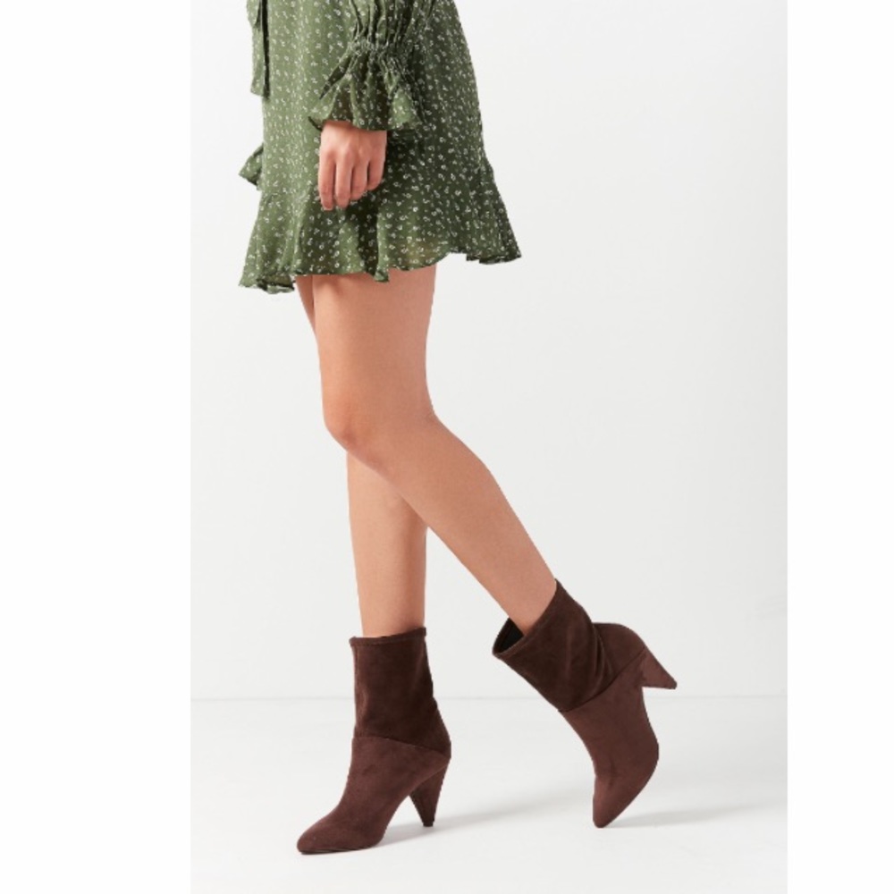 SALE!! UO Short Scrunch Boot